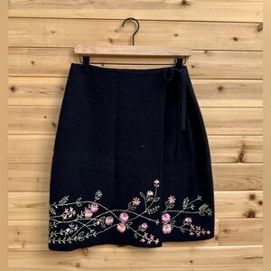 Willi Smith Size 6 Black Wool Wrap Style Side Tie Skirt Floral Embroidery